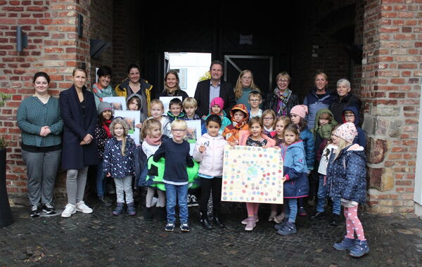 Die Preisträger des Westenergie-Klimaschutzpreises im Burghof der Burg Baesweiler