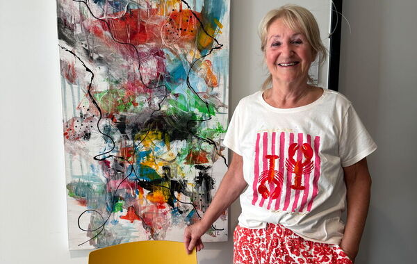 Künsterlin Angelika Zander mit einem ihrer Werke.