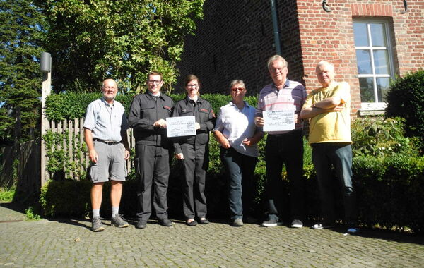 Vereinsvertreter*innen der Seniorenwerkstatt Baesweiler, der Jugendfeuerwehr Baesweiler und der Vorsitzende der Tafel, Willy Feldeisen.