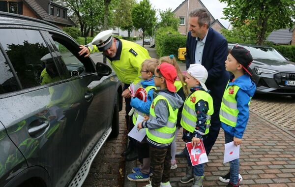 Kinder der Kita Regenbogenland verteilen "Dank-" und "Denkzettel".
