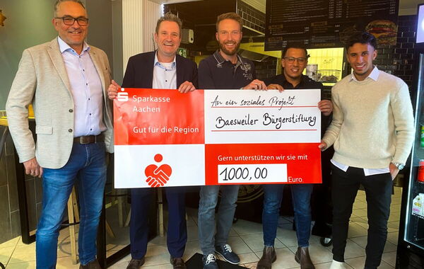 Abu's Burger überreicht symbolisch einen Scheck über den Spendenbetrag an die Bürgerstiftung.