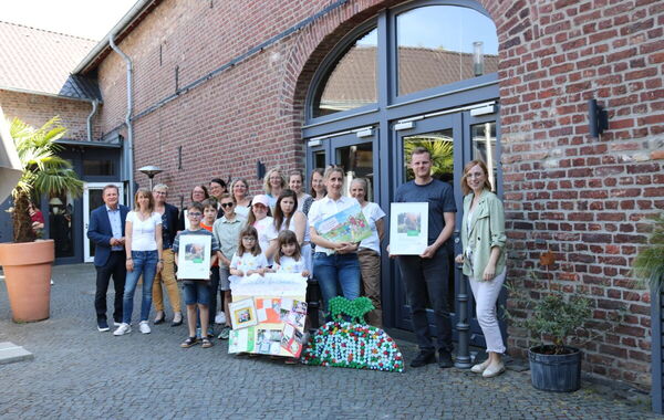 Die Gewinner*innen freuen sich über ihren Preis beim diesjährigen Westenergie Klimaschutzpreis.