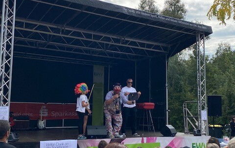 Ein Clown auf der Bühne beim Internationalen Kinderfest