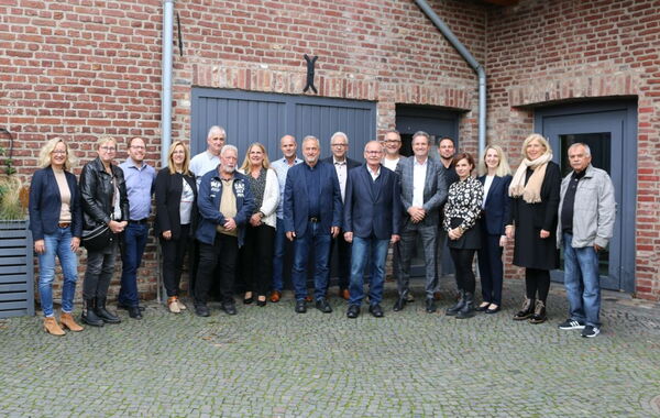 Die Mitarbeitenden der Stadtverwaltung im Burghof.