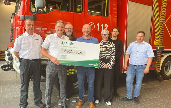 Die Freiwillige Feuerwehr erhält einen Scheck von der Provinzial Geschäftsstelle Würselen.