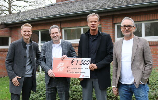 Fred Pfennings und Fred Pfennings jr. überreichten einen Scheck an Pierre Froesch und Thomas Jansen.