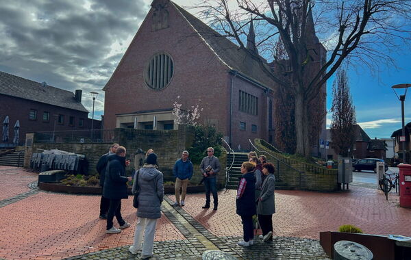 Bürger*innen stehen auf dem Kirchvorplatz