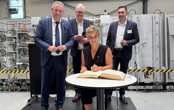 Die stellvertretende Ministerpräsidentin und Ministerin für Wirtschaft, Industrie, Klimaschutz und Energie des Landes Nordrhein-Westfalen, Mona Neubaur, war während ihrer diesjährigen Sommertour zu Gast in Baesweiler.