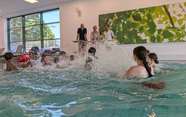 Kinder im Wasser