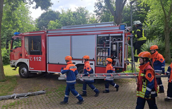 Teilnehmende der Übung der Jugendfeuerwehren