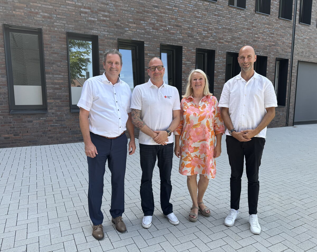Foto: v.l. Bürgermeister Pierre Froesch, Oliver Renn (Flüchtlingshilfe DRK), Birgit Kremer-Hodok (Leitung Amt für soziale Angelegenheiten und Wohnungswesen), Andreas Nowak (Abteilungsleiter Migration und Integration - DRK)