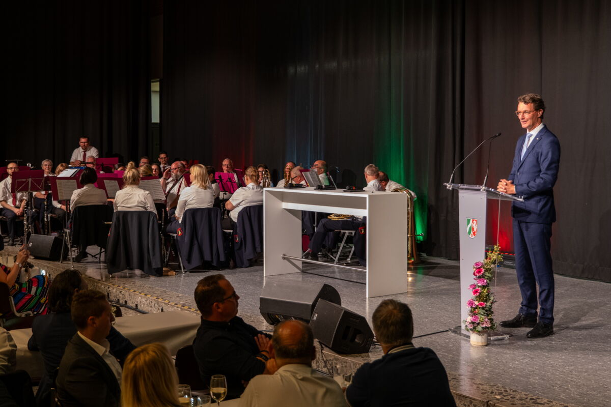 Hendrik Wüst spricht zu den Ehrenamtlichen