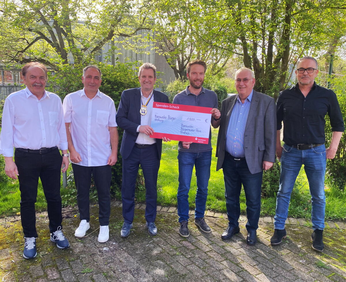 Bürgermeister Pierre Froesch überreicht Tobias Kreutz einen Scheck