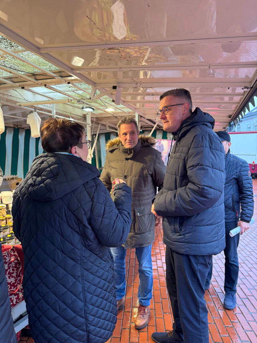 Pierre Froesch und Dr. Tim Grüttemeier im Gespräch mit einer Bürgerin
