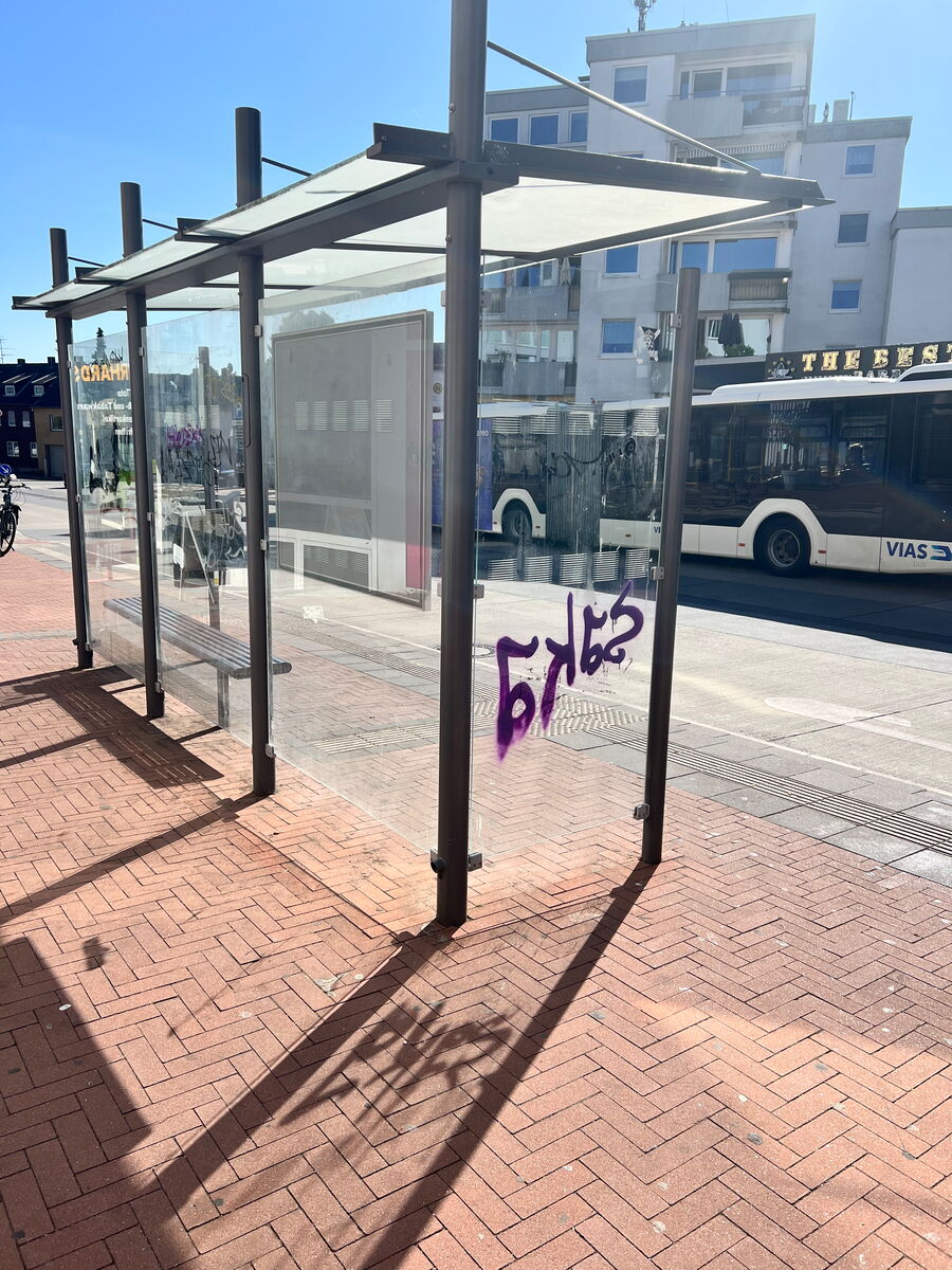 Wartehäuschen am Busbahnhof ohne nennenswerte Verschattung.