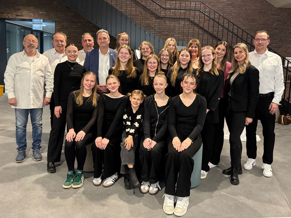 Mitglieder der KG Narrenzunft Baesweiler und Bürgermeister Pierre Froesch