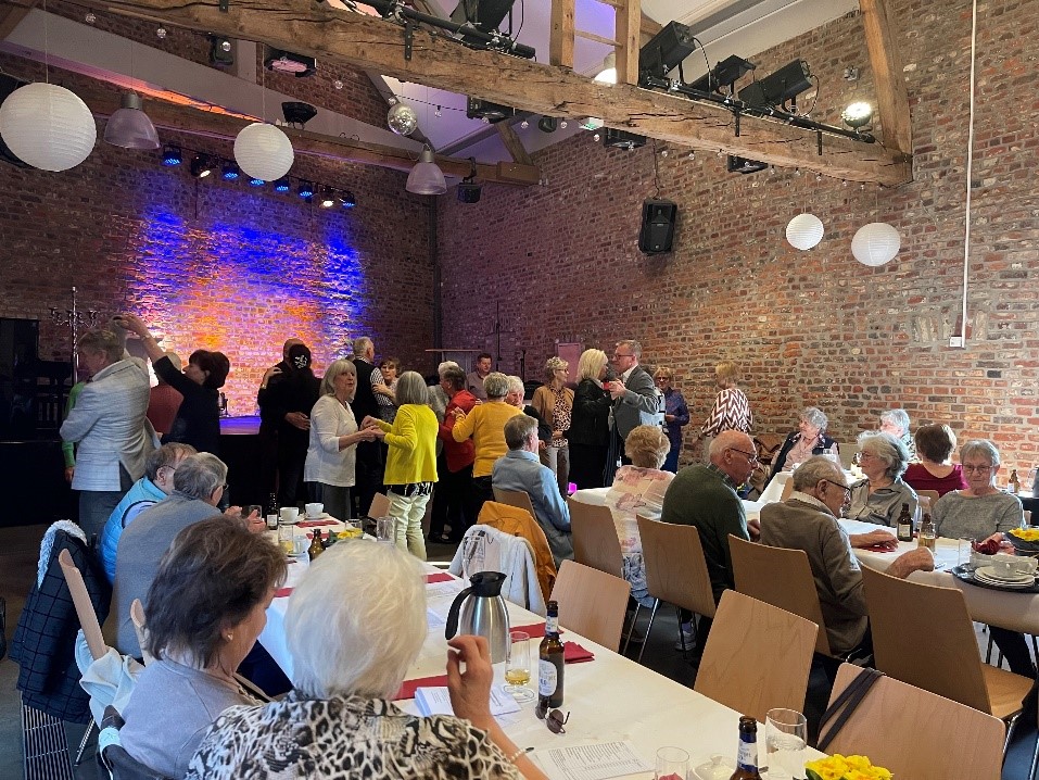 Besucherinnen und Besucher des Tanztees tanzen